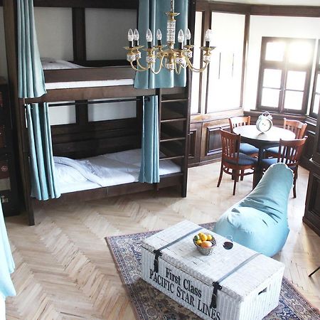 Zeitlos Boutique Hostel Bratislava Bagian luar foto