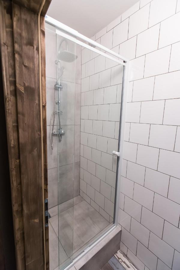 Zeitlos Boutique Hostel Bratislava Bagian luar foto