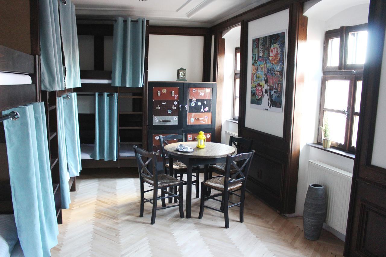 Zeitlos Boutique Hostel Bratislava Bagian luar foto