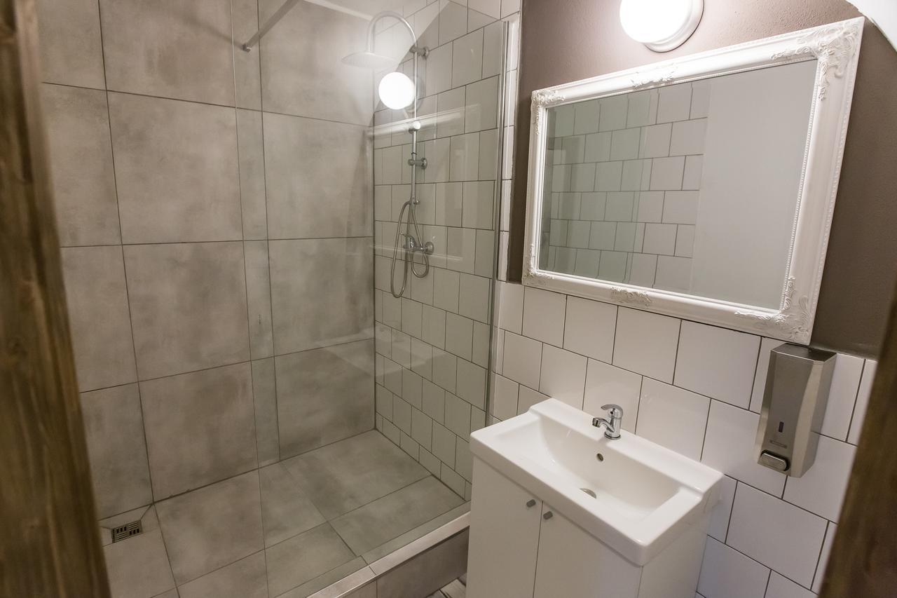 Zeitlos Boutique Hostel Bratislava Bagian luar foto