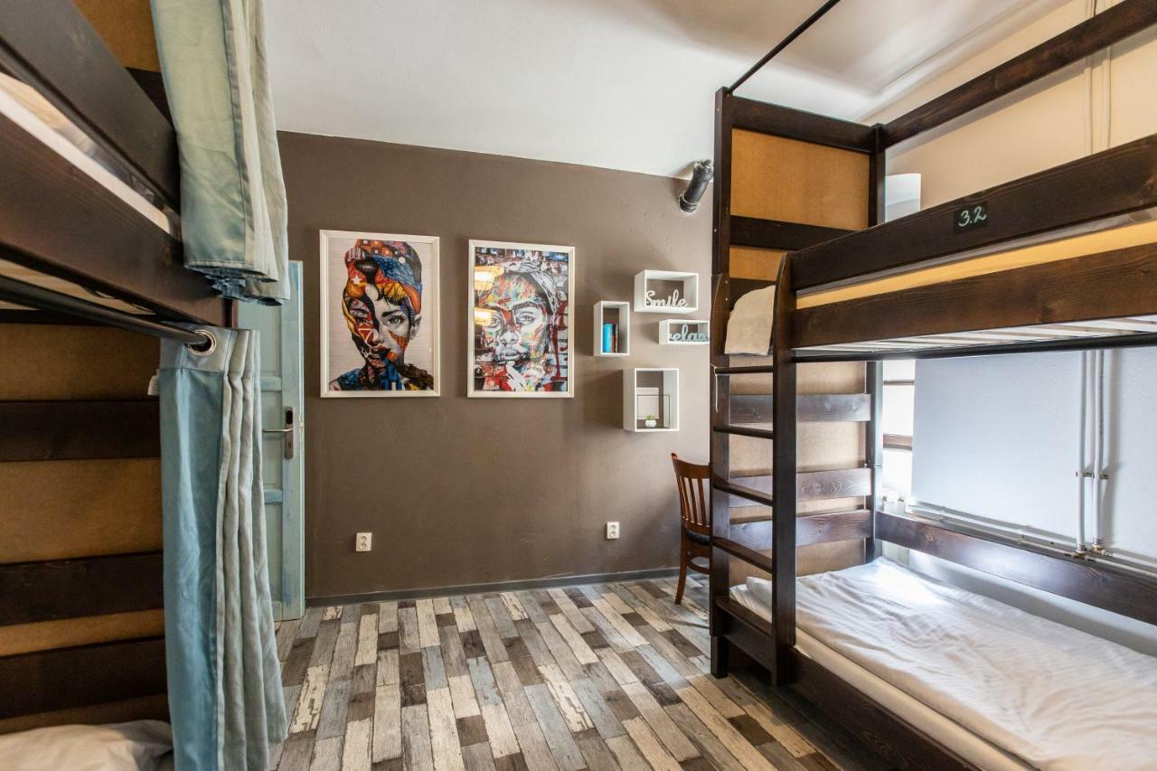 Zeitlos Boutique Hostel Bratislava Bagian luar foto